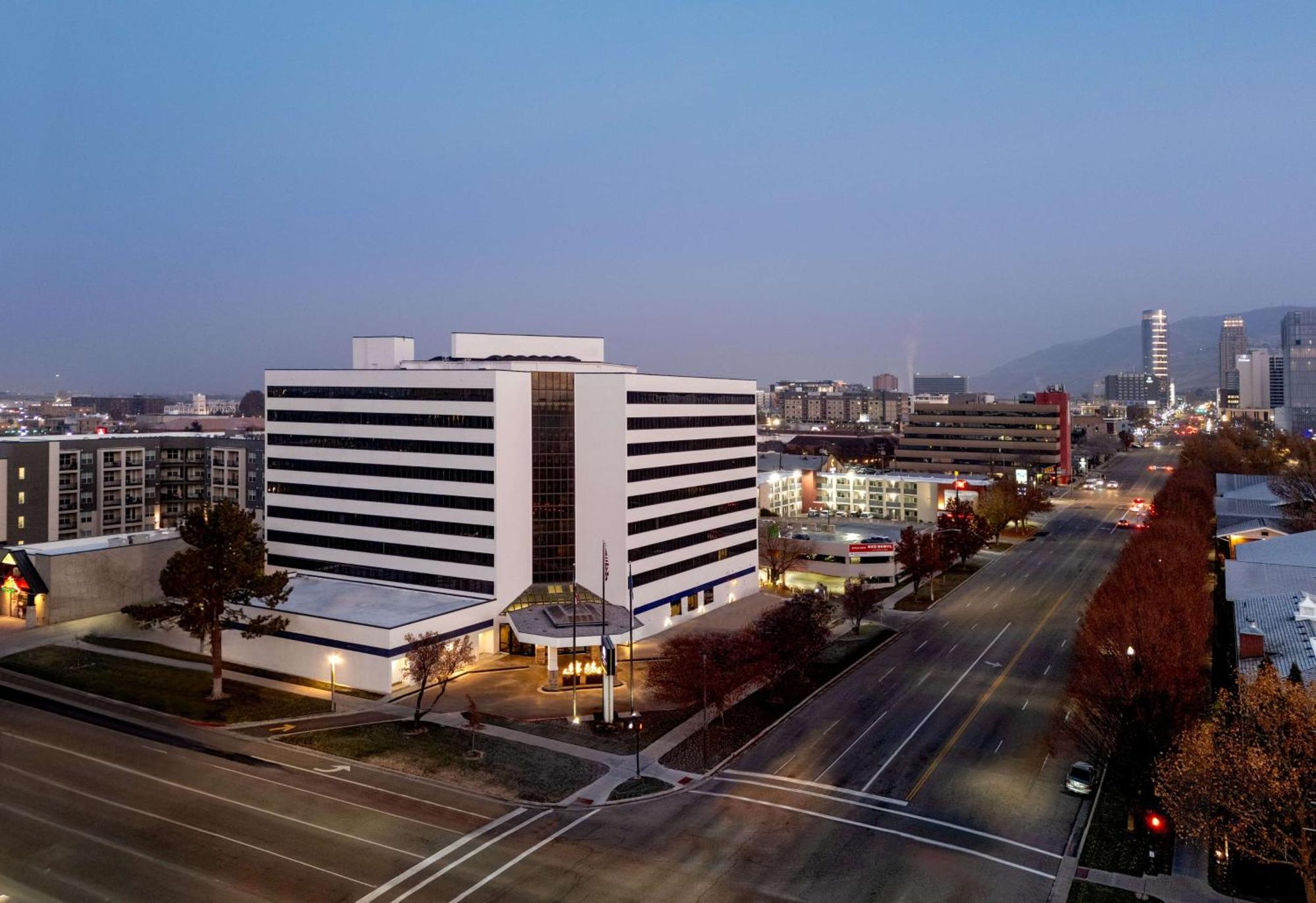 Doubletree Suites By Hilton Salt Lake City Bagian luar foto